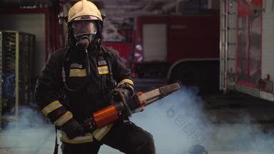 <strong>消防</strong>队员肖像穿完整的设备氧气面具紧急<strong>救援</strong>设备液压夹烟火卡车背景